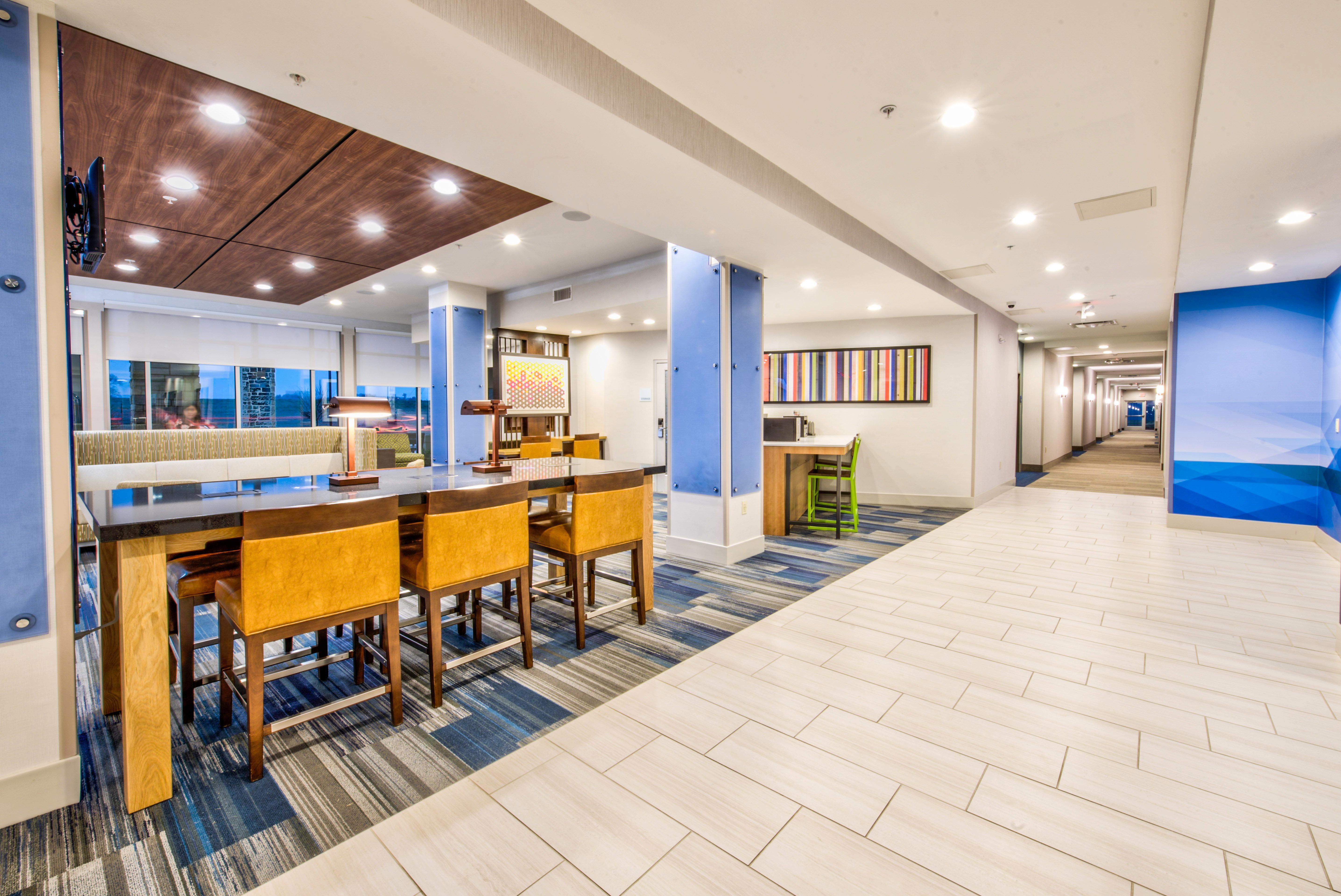 Holiday Inn Express & Suites Dallas Nw - Farmers Branch By Ihg Exterior photo
