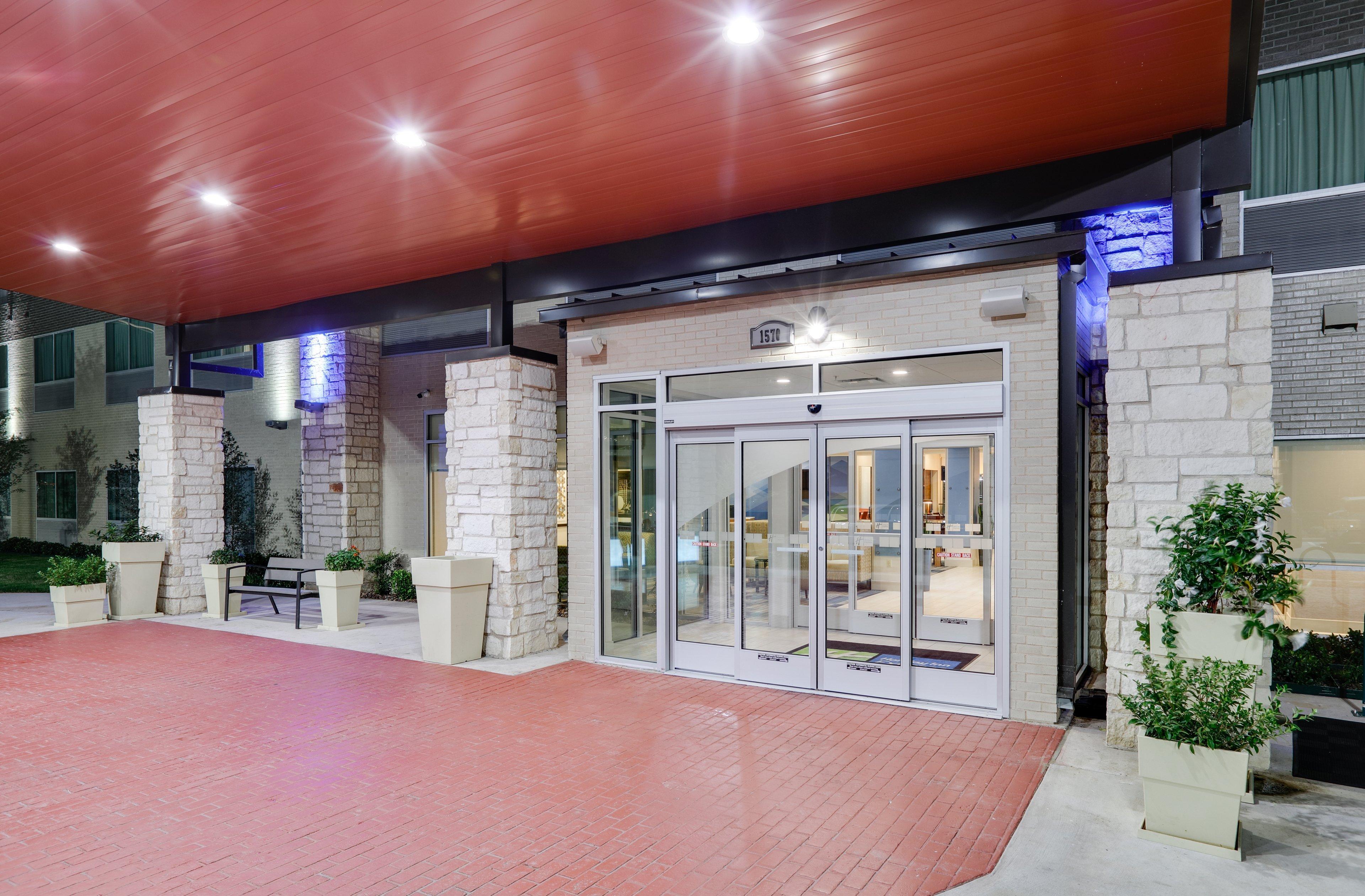 Holiday Inn Express & Suites Dallas Nw - Farmers Branch By Ihg Exterior photo