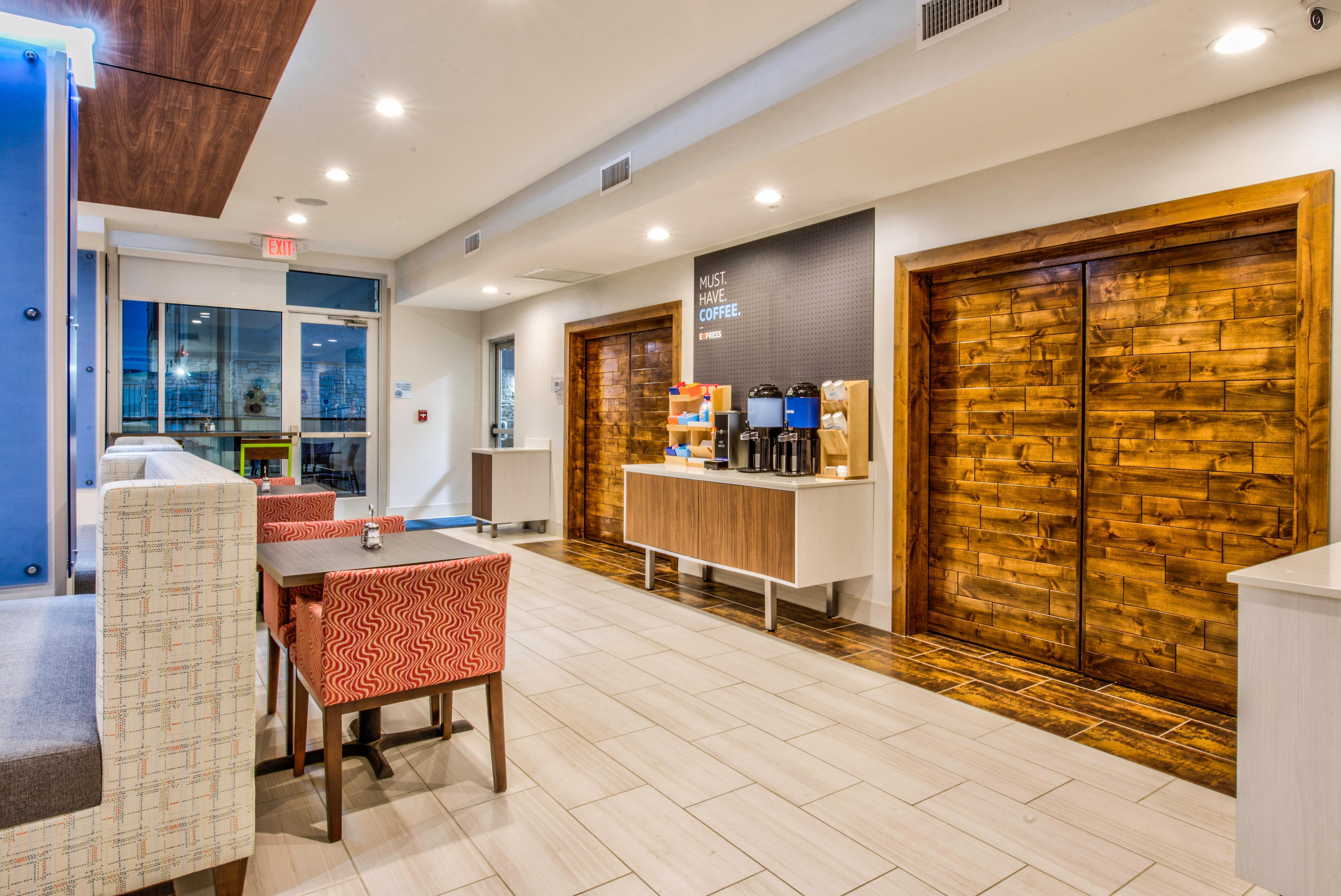 Holiday Inn Express & Suites Dallas Nw - Farmers Branch By Ihg Exterior photo